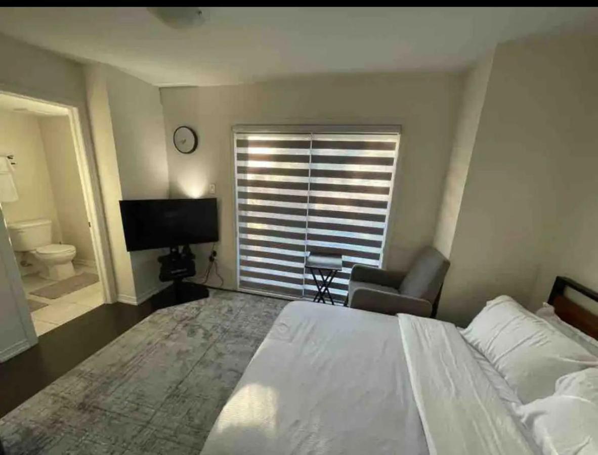Ensuite Guest Room With Separate Entrance Mississauga Exterior foto