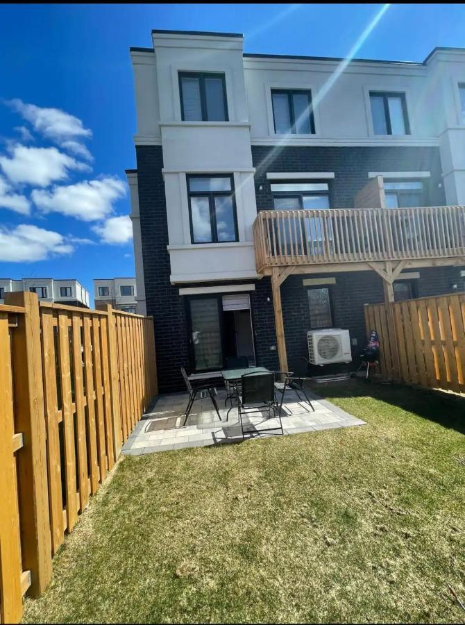 Ensuite Guest Room With Separate Entrance Mississauga Exterior foto